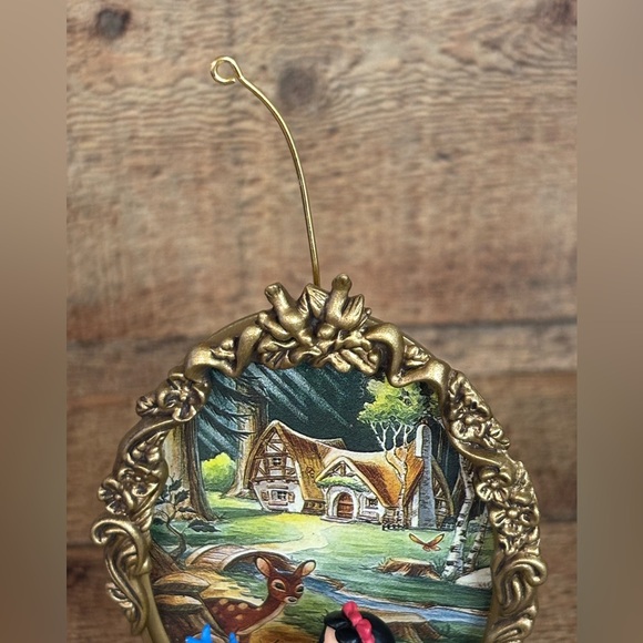 Hallmark Keepsake Ornament 1998 Walt Disney's Snow White Enchanted Memories - Picture 4 of 9